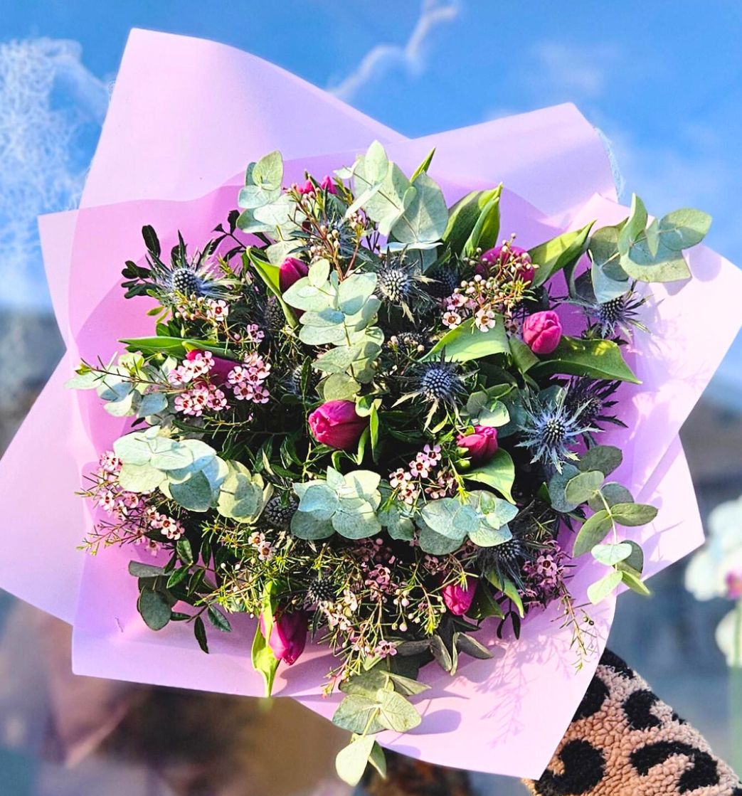 Kytice Fialové tulipány s bodlákem ruka