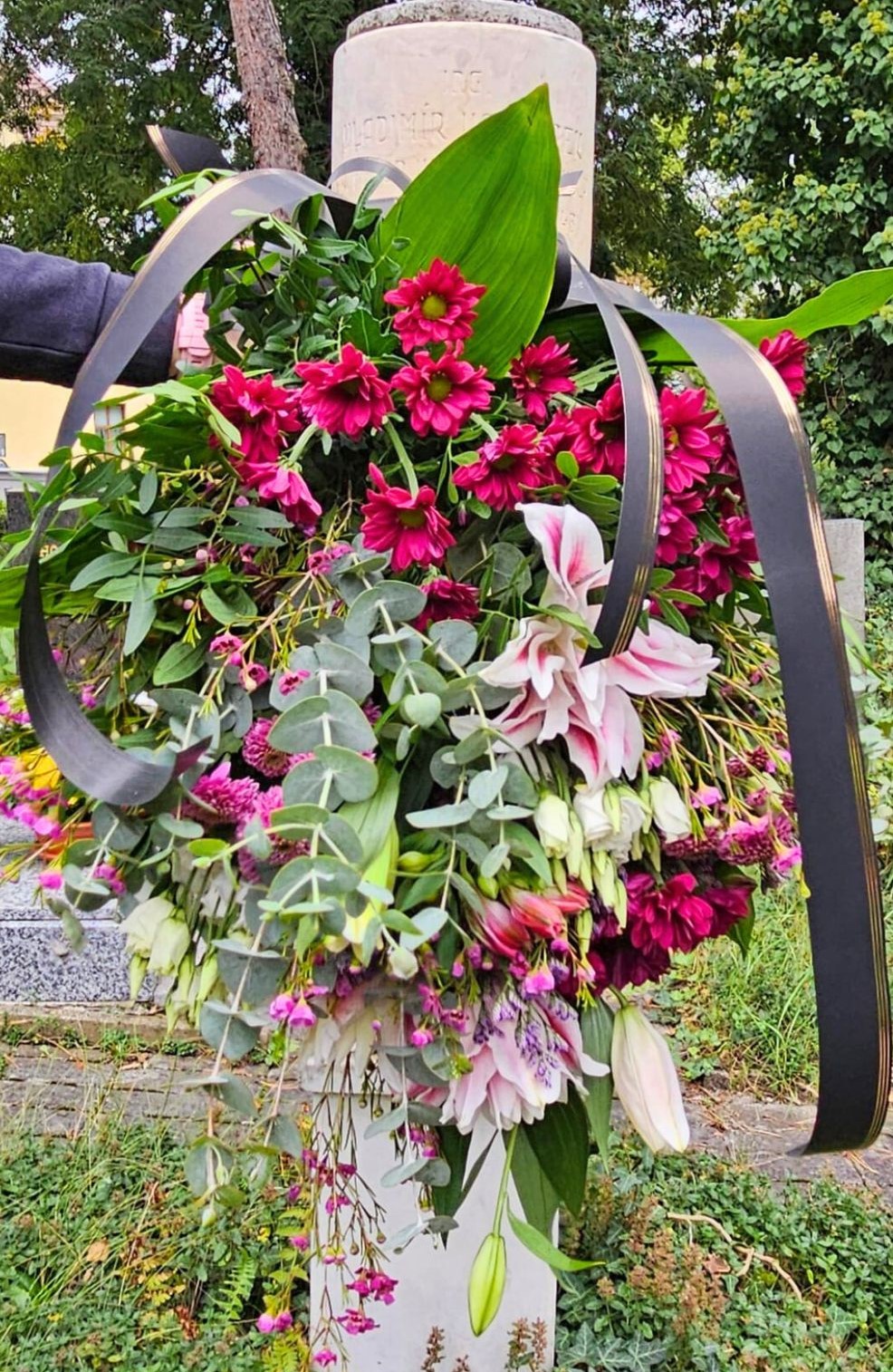 Smuteční kytice Fialové Chryzantémy ruka