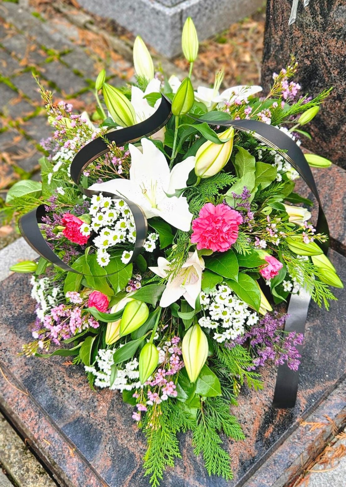 Smuteční kytice Lilie a Karafiát hrob