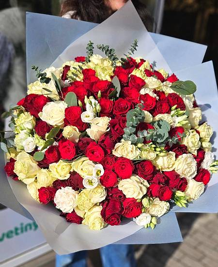 100 růží mix s eukalyptem