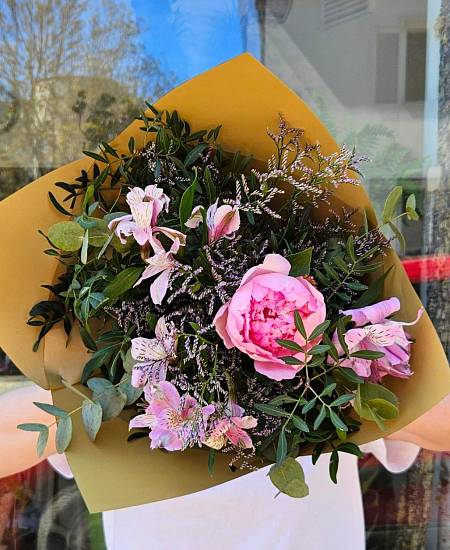 Kytice Alstromerie v pivoňce