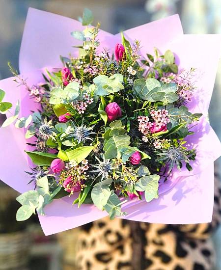 Kytice Fialové tulipány s bodlákem