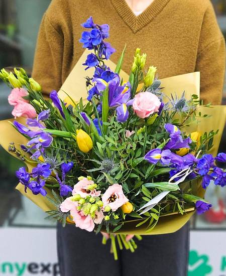 Kytice Iris v Tulipánu