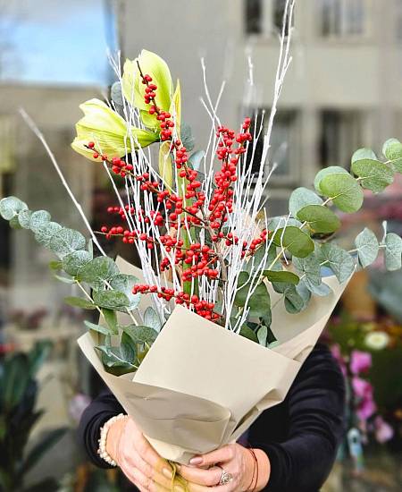 Bouquet of Christmas Amarylis in Ilex