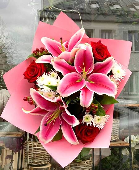 Romantická kytice s lilií v růžovém