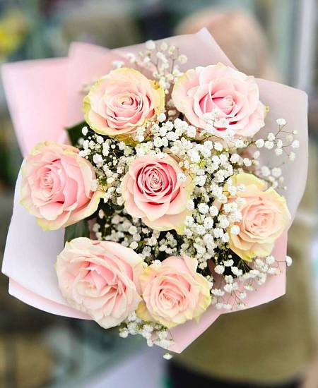 Růžové růže a Gypsophila