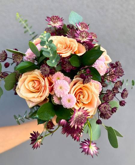 Svatební kytice v krémových tónech