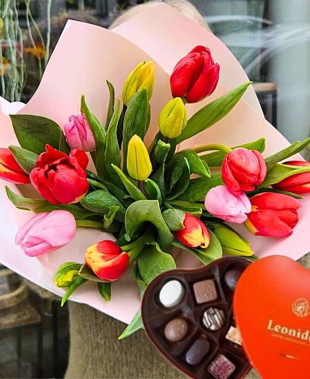Tulipány a srdce s pralinkami: 17 ks a Leonidas
