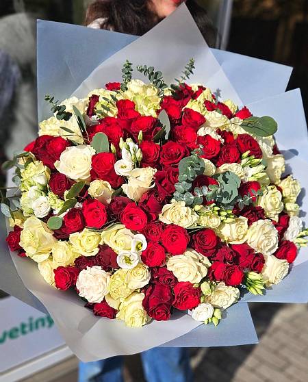 100 roses mix with eucalyptus