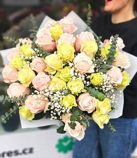 Bouquet of Crema roses