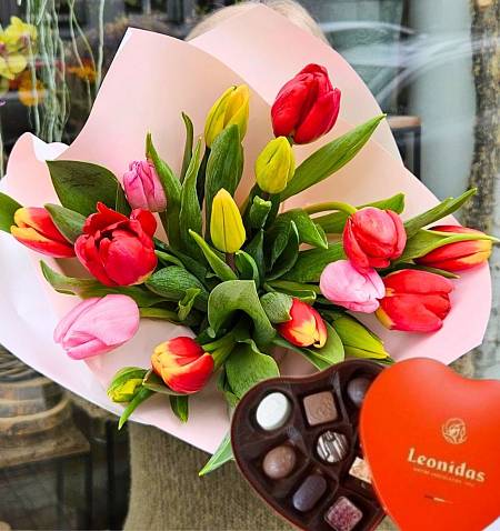 Tulips and hearts with pralines: 17 pcs and Leonidas
