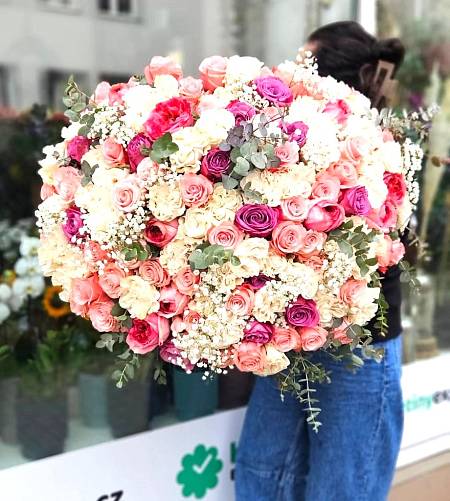 Large bouquet of roses 130 mix with gypsum