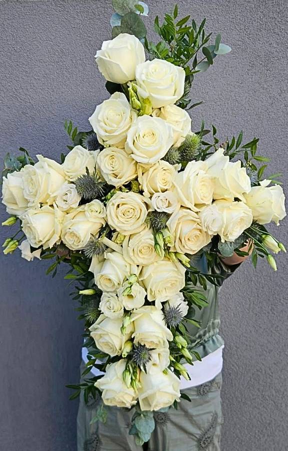 https://imgcdn.kvetinyexpres.cz/A-aV3Xownhh8xD1f2_FqxQ_94W4=/0x0/http://varkala/cache/675/900/image/Bily-smutecni-kriz.jpeg