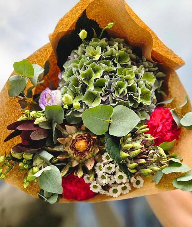 https://imgcdn.kvetinyexpres.cz/BE198jjSgaBiq4y-_qX82kvZNN4=/0x0/http://varkala/cache/675/900/image/Kytice-Podzimni-Protea-detail.jpeg