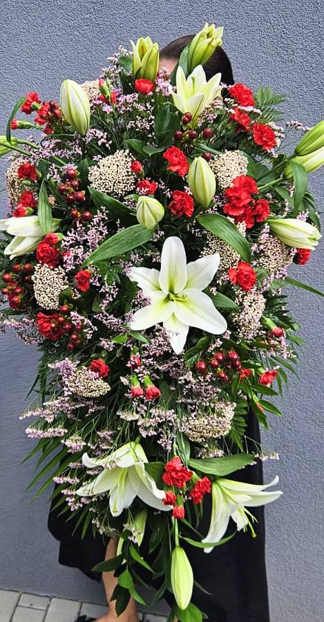 https://imgcdn.kvetinyexpres.cz/CsiZBiCzyhCI4tTF2zizzKUH2MQ=/0x0/http://varkala/cache/675/900/image/Smutecni-aranzma-XXL.jpeg