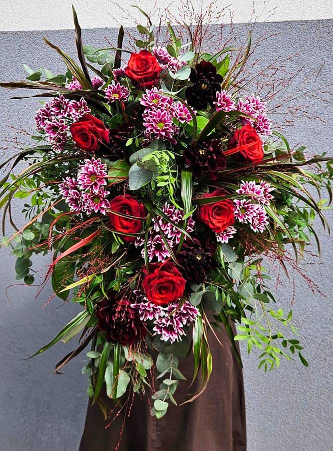 https://imgcdn.kvetinyexpres.cz/WCMny5bbgENpf5x1suWHTX6YmY4=/0x0/http://varkala/cache/675/900/image/Smutecni-kytice-Bordo.jpeg
