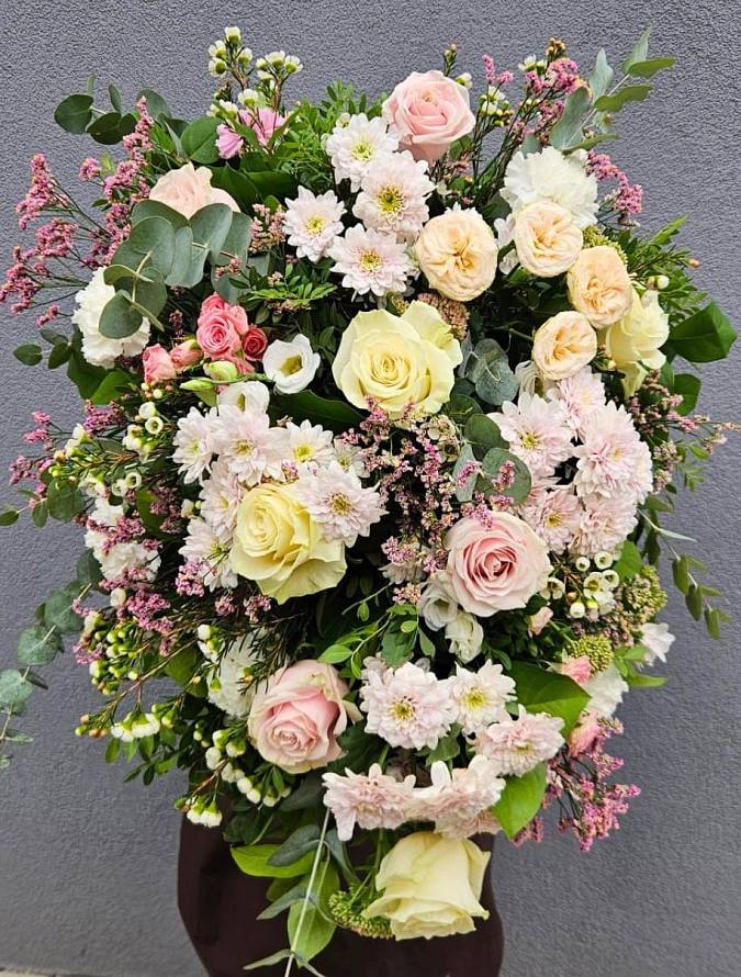 https://imgcdn.kvetinyexpres.cz/QBJc63i22Ylr52tYHY6P0GeKy7Y=/0x0/http://varkala/cache/675/900/image/Smutecni-kytice-Champagne.jpeg