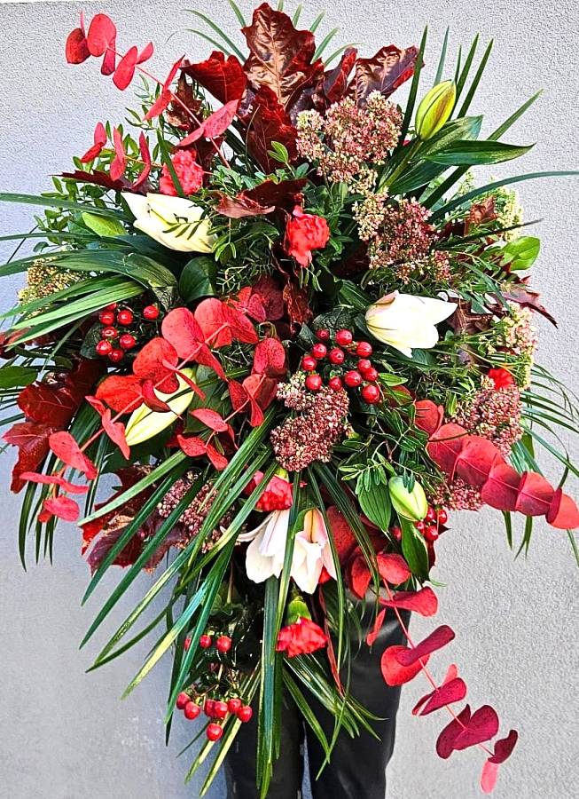 https://imgcdn.kvetinyexpres.cz/MrKGiRZcd4IVDLZUyIbkaeHzkNU=/0x0/http://varkala/cache/675/900/image/Smutecni-kytice-RED-VELVET.jpeg