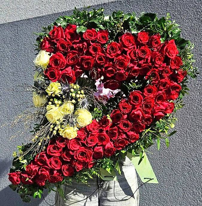 https://imgcdn.kvetinyexpres.cz/ykAvPd0gaGItCnLqjyfdqQbzCHI=/0x0/http://varkala/cache/675/900/image/Smutecni-kytice-slza.jpeg