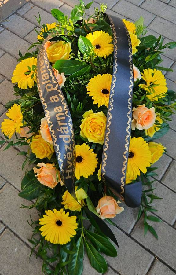 https://imgcdn.kvetinyexpres.cz/253XRhkSves483ldWRiUBthROis=/0x0/http://varkala/cache/675/900/image/Smutecni-zluta-kytice-na-polozeni.jpeg